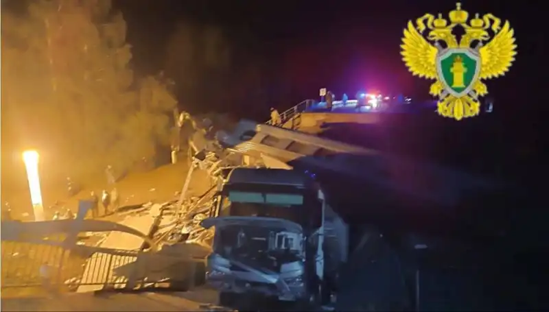 Rusya'da Çökme Olayı: İki Köprü ve Tren Kazası Sonucu Yedi Kişi Hayatını Kaybetti