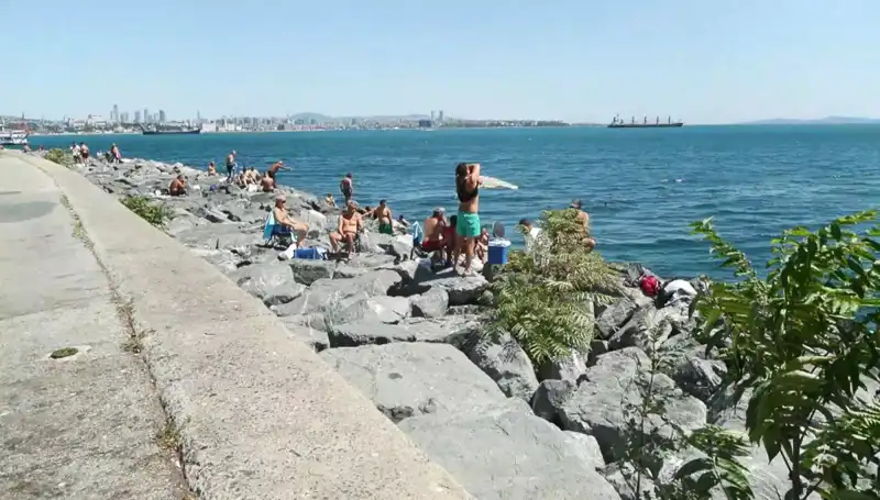 İstanbullular Hava Isınırken Sahile Akın Etti, Yaz Eğlenceleri Başladı!