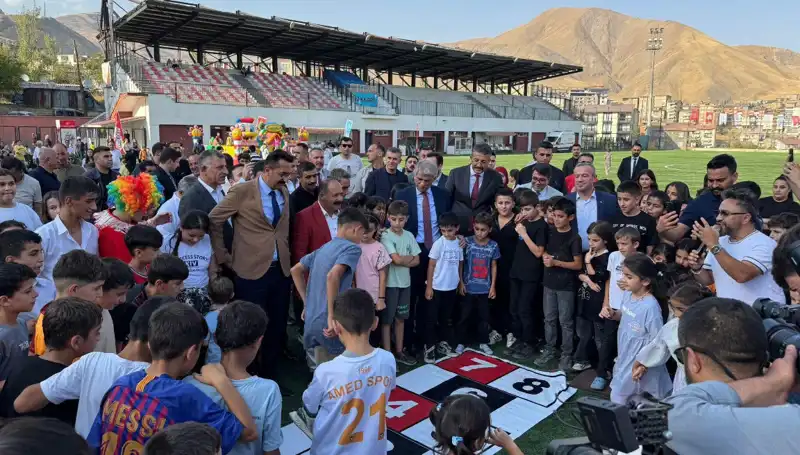 Hakkari’de Bir Anadolu Şenliği Coşkuyla Başladı! Yerel Kültürel Zenginlikler Kutlanıyor