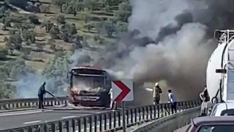 İzmir'de Belediye Otobüsü Kundaklandı: Yolcular Hayatlarını Kurtardı