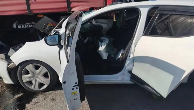 Sivas'ta Otomobilin TIR'a Çarpması: Kaza Anı ve Sonrası