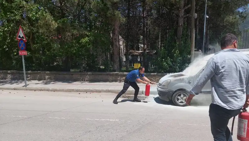 Emniyet Binasında Gözler Önünde Yangın: Araç Alev Alev Yandı
