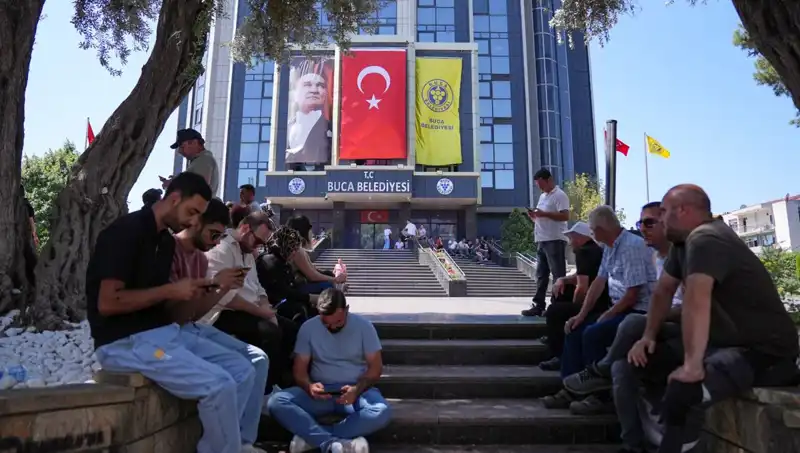Ücretlerini Alamayan İşçiler, Hakları İçin Oturma Eylemi Düzenledi