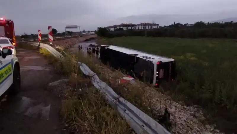 Manisa'da Yolcu Otobüsü Kazası: Olayın Ardından Yaralılar Hastaneye Kaldırıldı