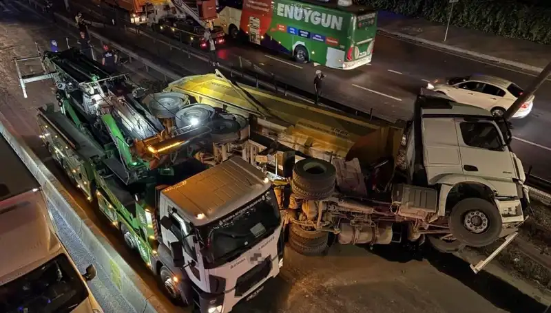 Moloz Yüklü Hafriyat Kamyonu Devrildi: Şok Edici Anlar