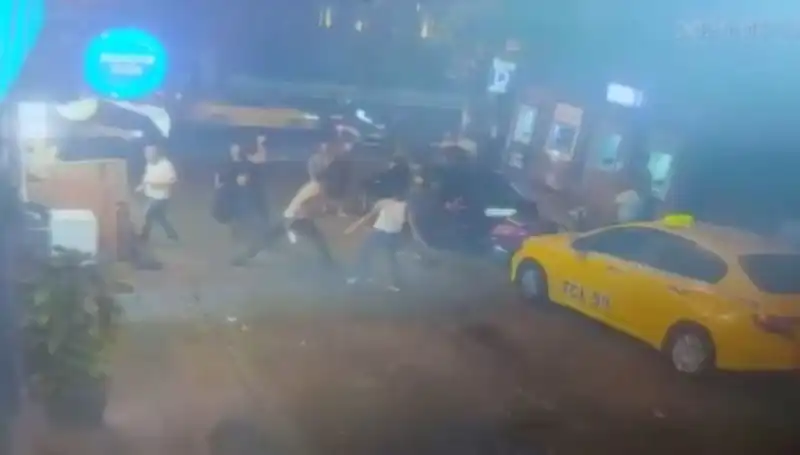 Beyoğlu'nda Kanlı Kavga: Laf Atma Tartışması Sokağı Savaş Alanına Dönüştürdü