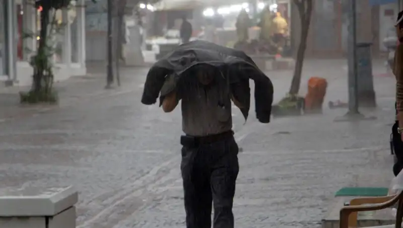 Türkiye'de 25 İlde Sarı Kodlu Uyarı: Kuvvetli Sağanak Yağmur Bekleniyor