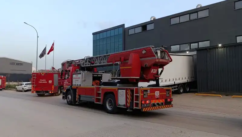 İnegöl'de Korkutan Fabrika Yangını: Gözyaşartan Manzaralar Ortaya Çıktı