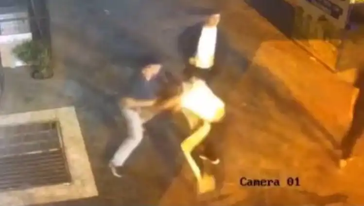 İstanbul Sokaklarında Tekme ve Yumrukların Havada Uçuştuğu Kavga Anları
