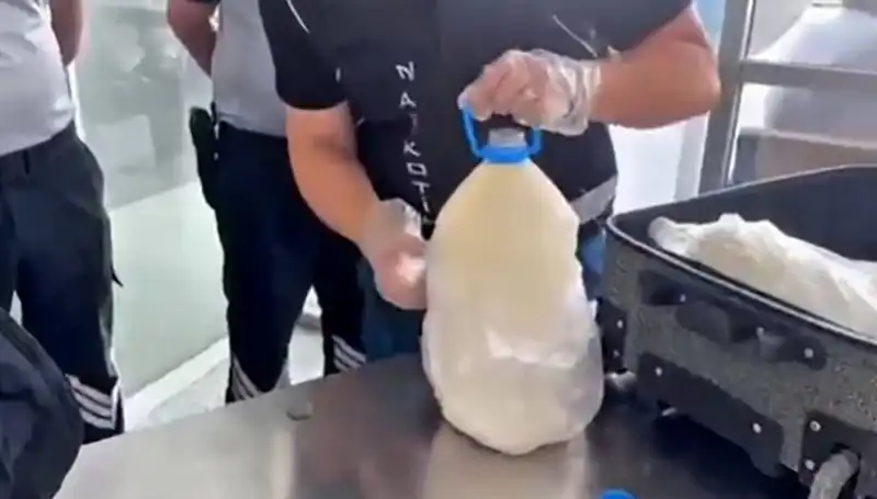Havalimanında Süt Şişesi İçinde Yakalandı: Tam 12 Kilo 800 Gram Geri Dönüşüm Sırrı