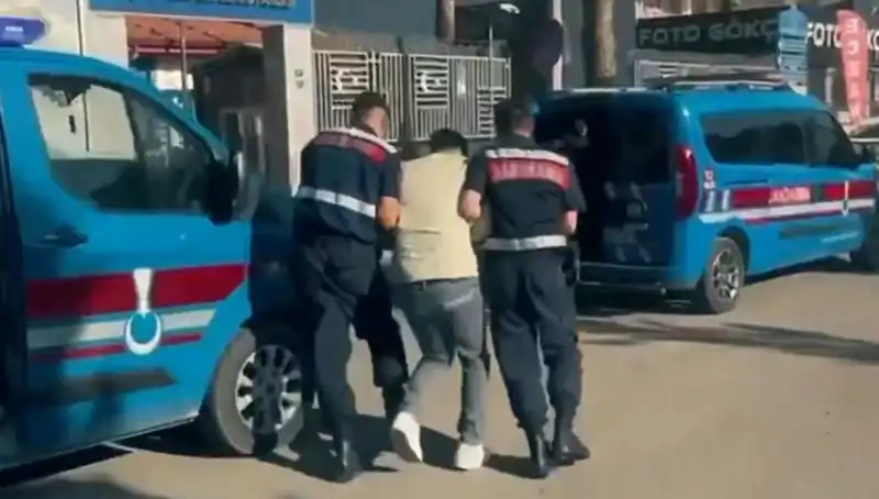 Türkiye'nin 10 İlinde Suç Örgütlerine Dev Operasyon: 74 Gözaltı!