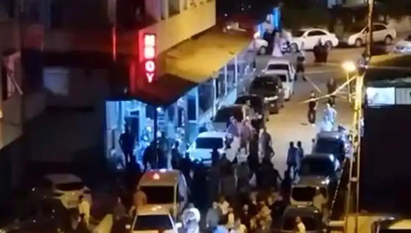 Düğün Geçidi: Arabasıyla Kalabalığın İçine Daldı!