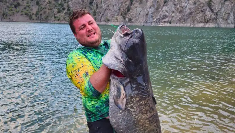 Amatör Balıkçılar, Gizemli Baraj Gölünde 100 Kilo Ağırlığında Balık Yakaladı!
