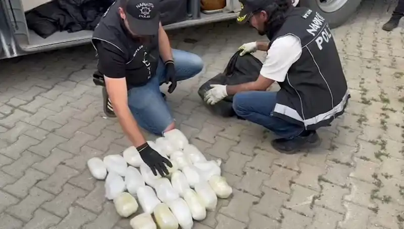Yolcunun Valizinde Ele Geçirilen 13 Kilo Metamfetamin: Haberin Detayları