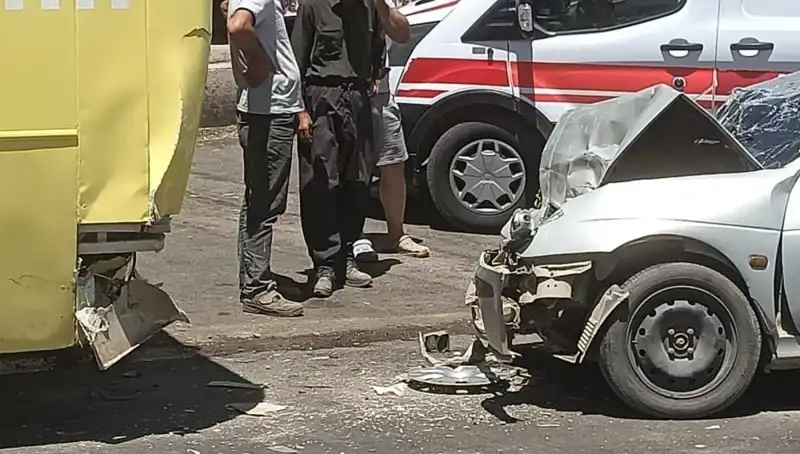 İstanbul’da Halk Otobüsü ve Araç Çarpıştı: İki Kişi Yaralandı