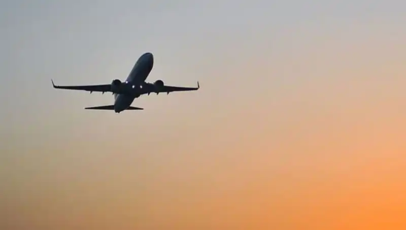 İstanbul'a Geri Dönüş: THY ve Pegasus Uçakları Hava Alanında