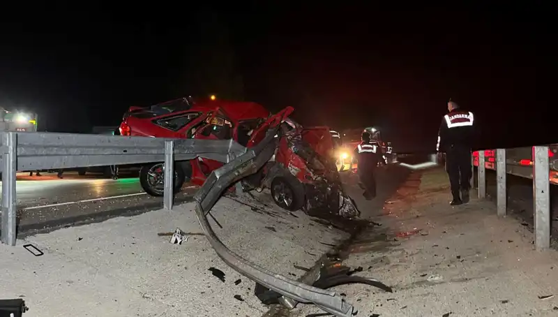 Trafik Faciası: Bariyerlere Çarpan Araçta İki Kişi Hayatını Kaybetti