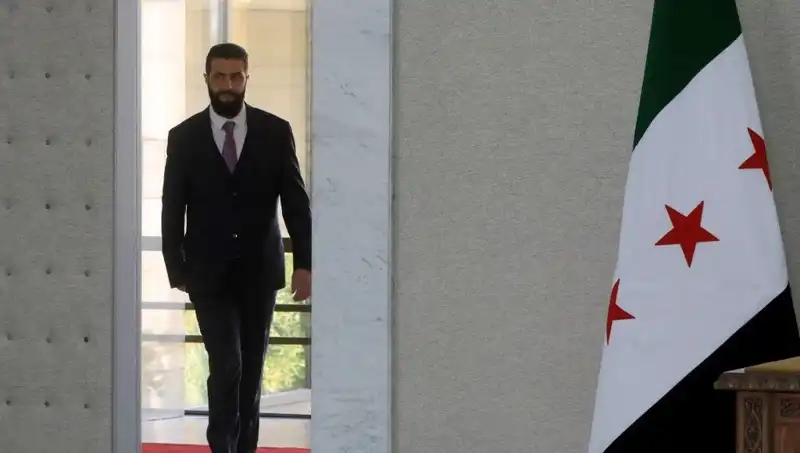 Fransa, Şara-Macron Zirvesi ile Suriye'nin Yeniden İnşasına Destek Veriyor