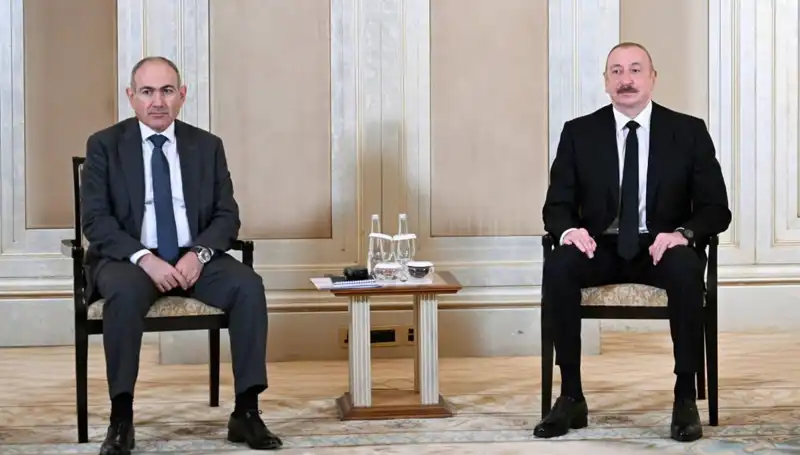 Aliyev ve Paşinyan: Barış Süreci için Abu Dabi’de Tarihi Görüşme