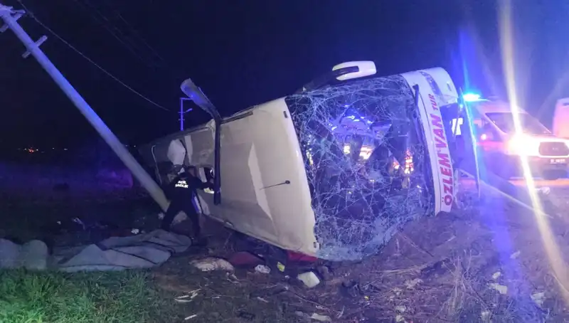 Van'da Yolcu Otobüsü Devrildi: 28 Kişi Yaralandı, Kazanın Sebebi Ne?