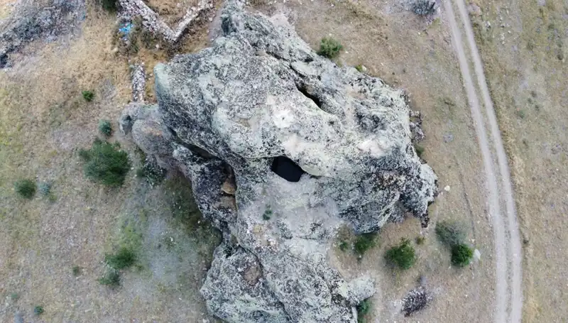 Efsanelere Ev Sahipliği Yapan Gelin Kayası: Şaşırtıcı Hikayesi ile Ziyaretçileri Büyülüyor