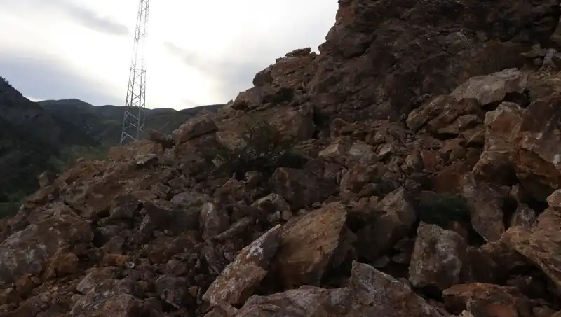 Erzurum'da Heyelan: Dev Kayalar Yolu Ulaşıma Kapandı, Kentte Felaket Alarmı!