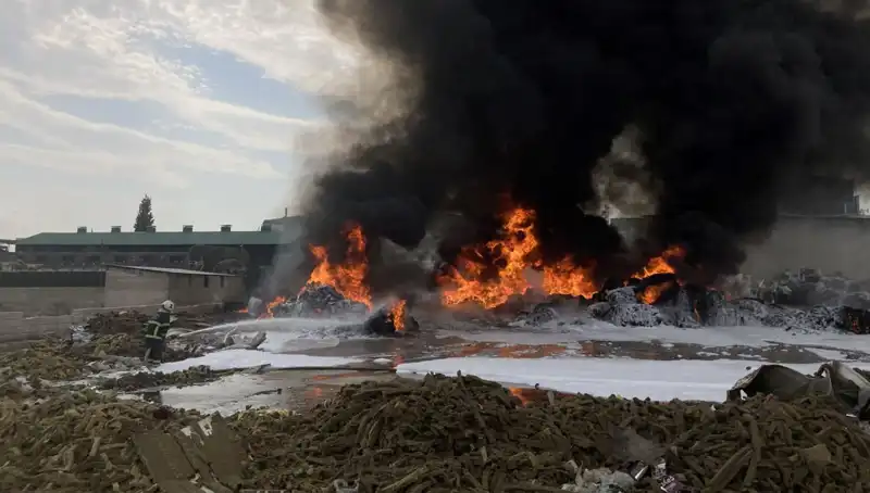 Gaziantep'teki Geri Dönüşüm Tesisinde Yangın Korkutan Görüntülerle Son Buldu