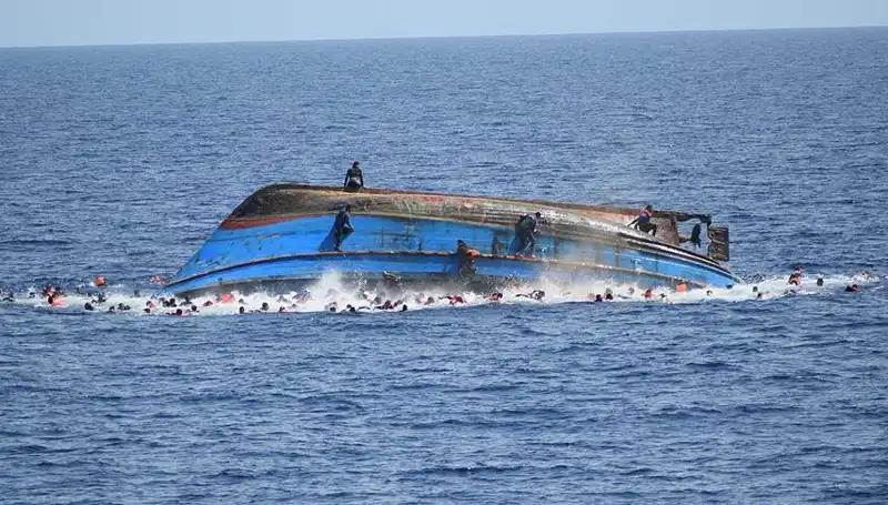 Filipinler'de Alabora Olan Gemi Faciası: 4 Kayıp, 7 Kişi Aranıyor