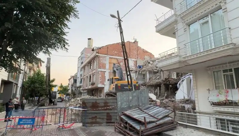 Yıkım Sırasında Koptu, İki Sokak Karanlıkta Kaldı: Neler Oldu?