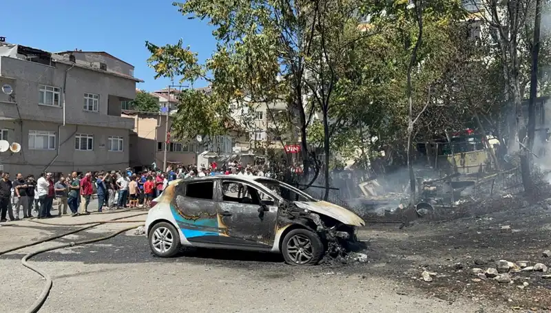 Gecekonduda Çıkan Yangın: Alevler Yangın Araçlarını da Kül Etti