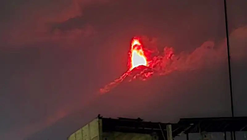 Fuego Yanardağı'ndan Korkutan Patlama: 30 Bin Kişi Tahliye Edilmeye Hazır