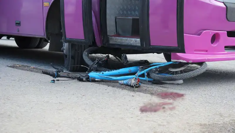Bisikletli Çocuğun Korkunç Kazası: Otobüs Altında Kaldı!