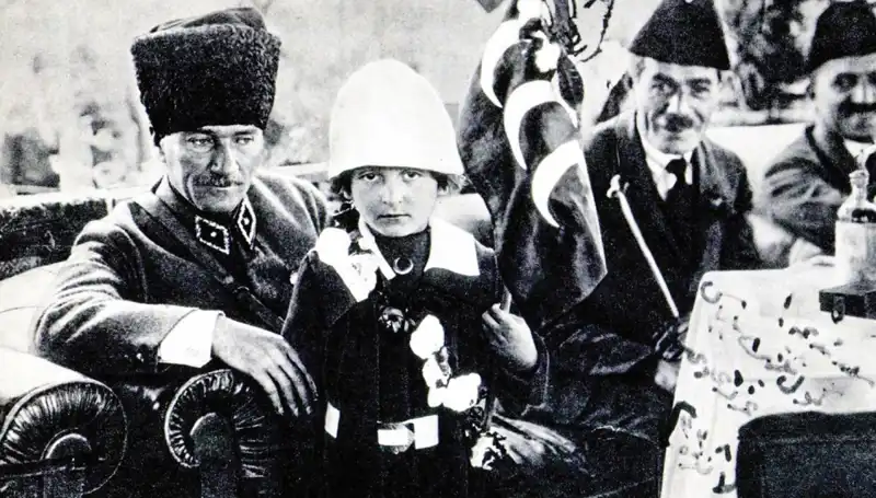Bir Şapkanın Altında Doğan Bayram: Unutulmaz Fotoğrafın Hikayesi