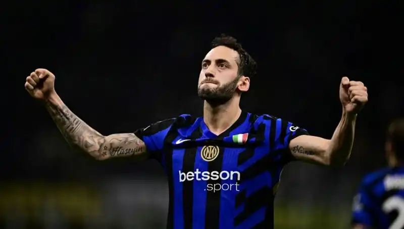 Hakan Çalhanoğlu'nun Tatili ve Inter'deki Geleceği: Menajerinden Önemli Açıklamalar