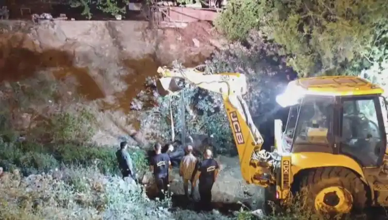 Hatay'da Düşen İneği Kurtarmak İçin Eşsiz Bir Operasyon Yapıldı