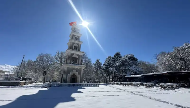 Erzincan’da Nisan Ayında Kar Yağışı: Doğa İzleyicilerini Şaşırttı!