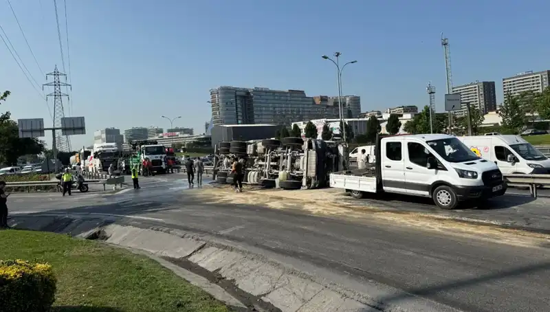 D-100 Yan Yolda Betondan Gelen Korkunç Kaza: Mikser Devrildi