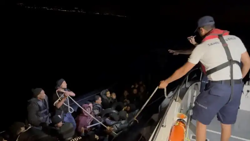 Çeşme'de Denizde Sürüklenen 42 Kaçak Göçmen Kurtarıldı: Tehlikeli Yolculuk Sonrası Hayatlar Kurtarıldı!