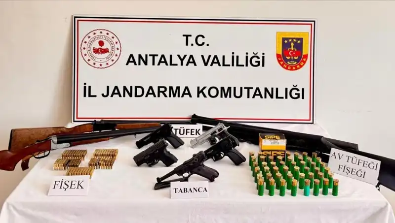 Antalya’da Ruhsatsız Silah Operasyonu: 15 Gözaltı ve Yüzlerce Dolar Kambiyo Yakalandı