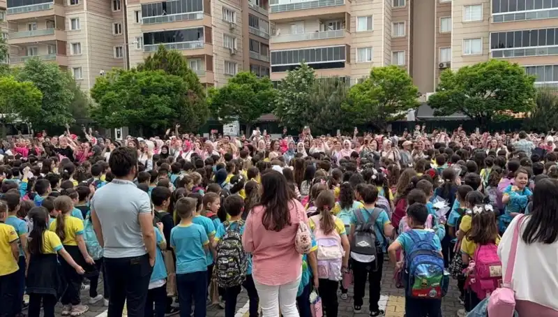 Öğrencilerden Annelerini Duygulandıran Unutulmaz Sürpriz Hazırlığı