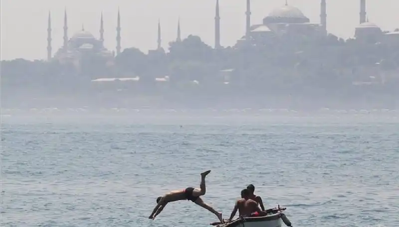 Aşırı Sıcaklar Kapıda: Türkiye'yi Bekleyen 44 Derece Uyarısı