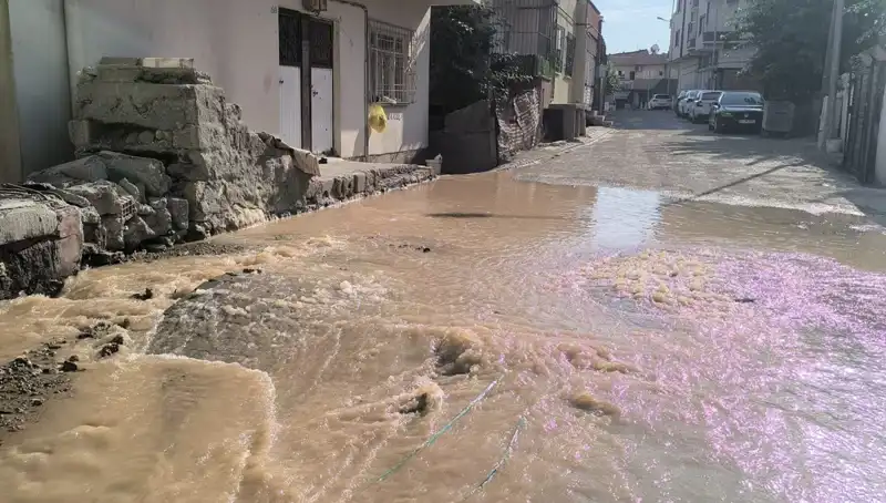 Çarşı Merkezinde Korkutan Su Patlağı: Altyapı Sorunları Yeniden Gündemde!