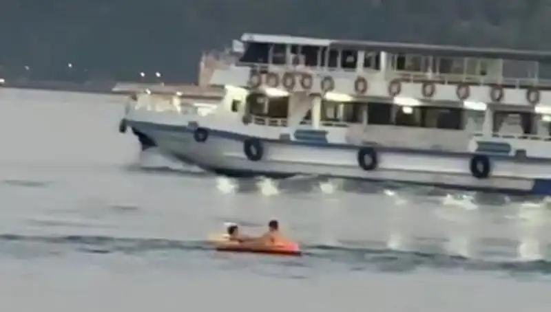 Sarıyer Sahilinde İki Çocuk Botla Denize Açıldı, Olay Gezginleri Şaşırttı!