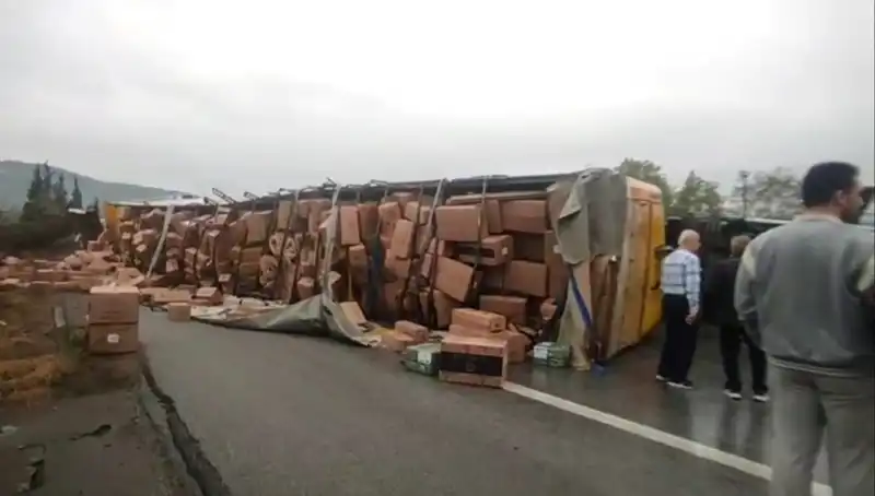 TEM Otoyolu'nda TIR Devrildi: Ankara İstikametinde Uzun Kıyamet!