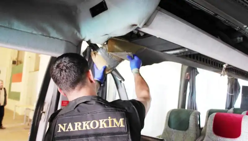 Sınırdan Geçen Otobüste 77 Kilo Uyuşturucu Yakalandı: Detaylar Ortaya Çıktı