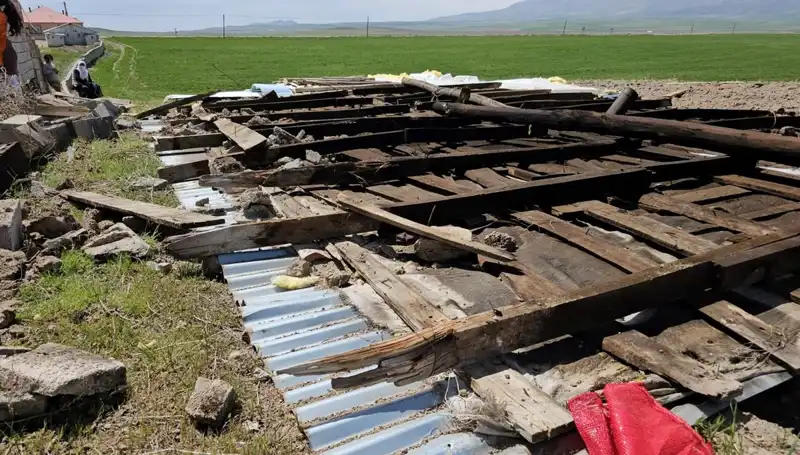 Bitlis’te Fırtına Sebebiyle Çatılar Uçtu, Özellikle Tarım Etkilendi