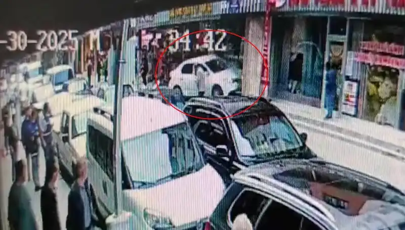 Alkollü Sürücünün Mağazaya Daldığı An, İki Çocuk Son Anda Kurtuldu