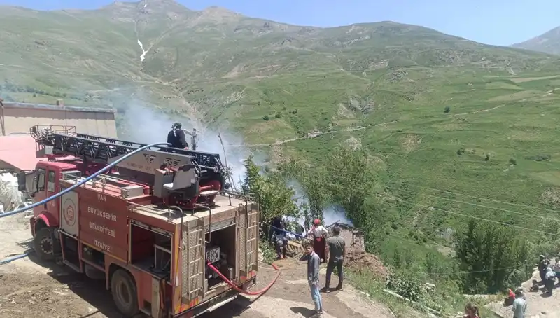 Van'da Evde Yangın Faciası: Küçük Bir Çocuk Hayatını Kaybetti