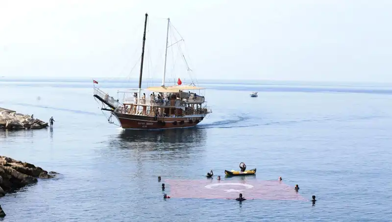 Denizde 15 Temmuz Anması: Kahramanların Hatırası Suda Yaşatıldı