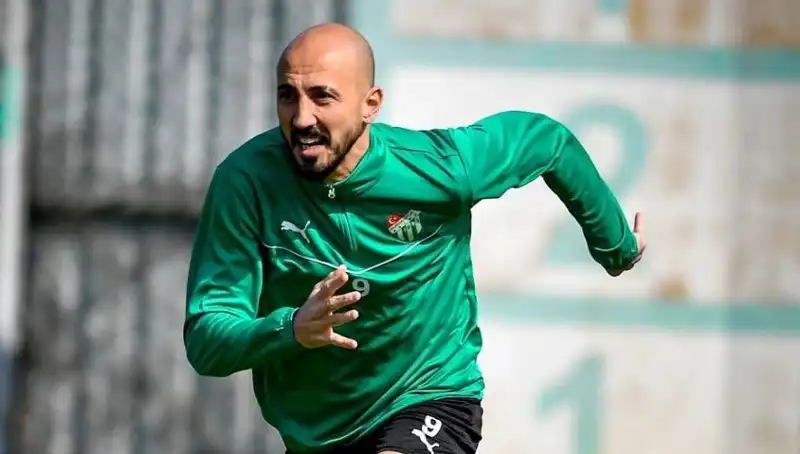 Milli Futbolcunun 2. Lig'e Geçişi: Yeni Bir Başlangıç mı?